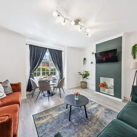 Stylish & Spacious 3 Bedroom Apartment With Large Private Garden